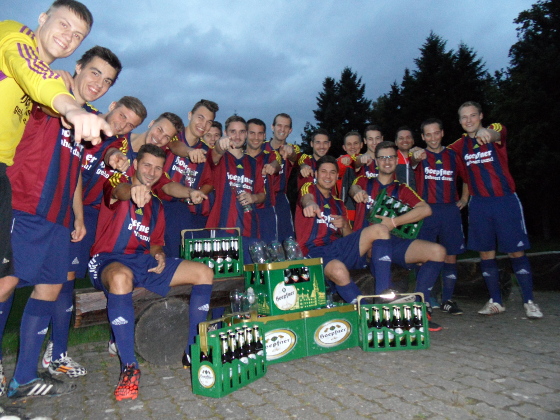 Fußball-Meister des SV Burbach werden mit neuen Trikots der Privatbrauerei Hoepfner belohnt!