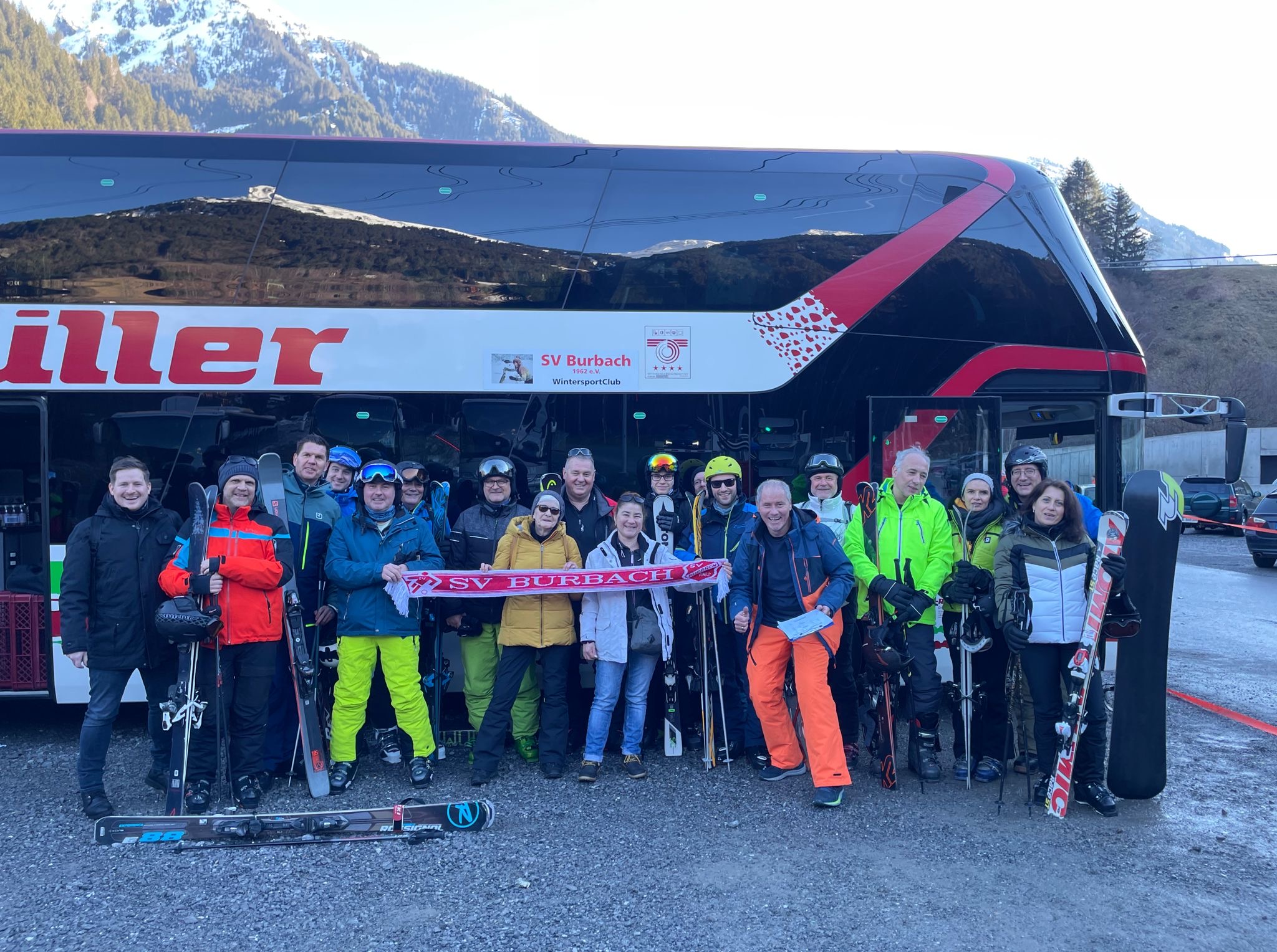 Gruppenbild vor dem Bus